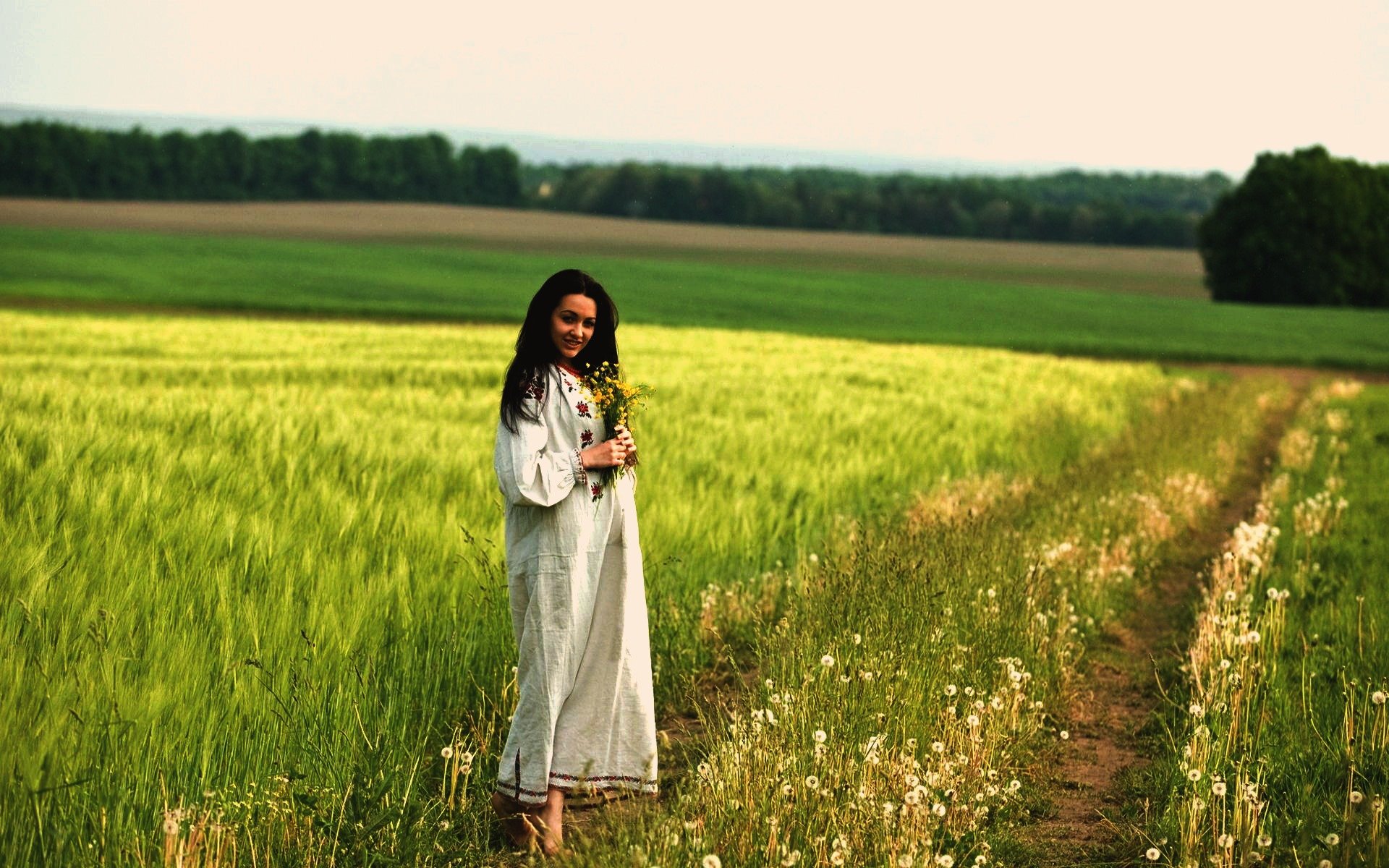 Women in Slavic costumes in Ansan