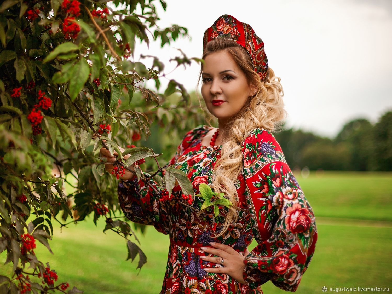 Women in Slavic costumes in Ansan