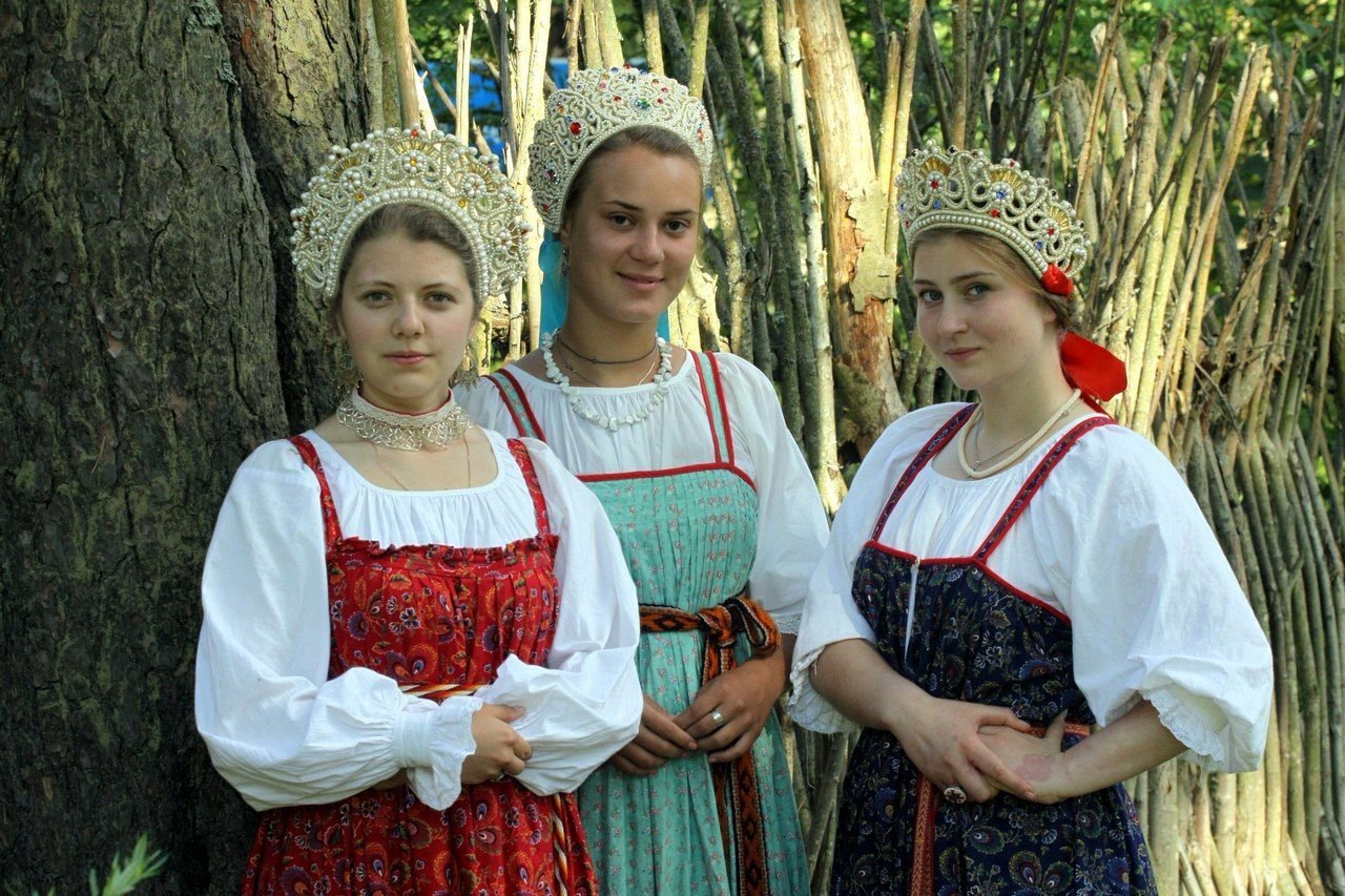 Sexy model Girls in Slavic costumes in Ansan